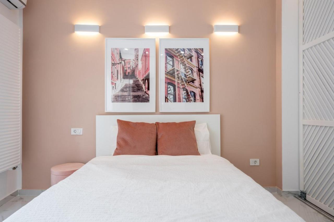 Fantastic City Center Apartment Bucharest Exterior photo