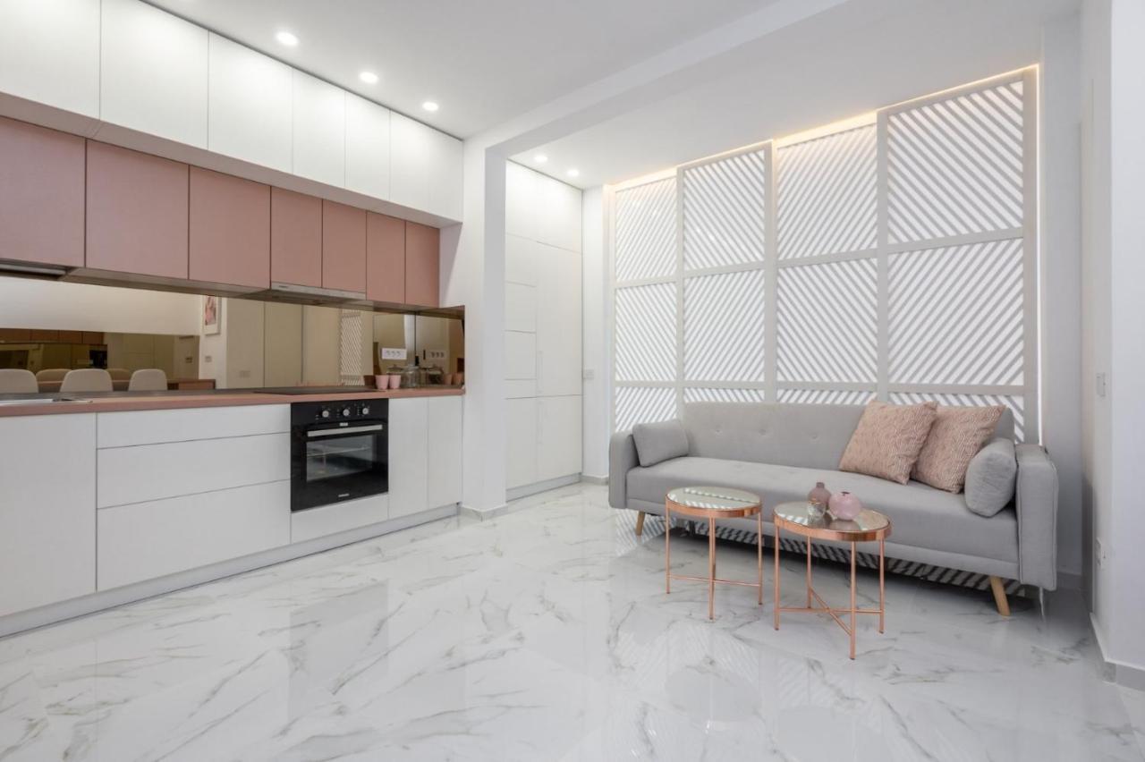Fantastic City Center Apartment Bucharest Exterior photo