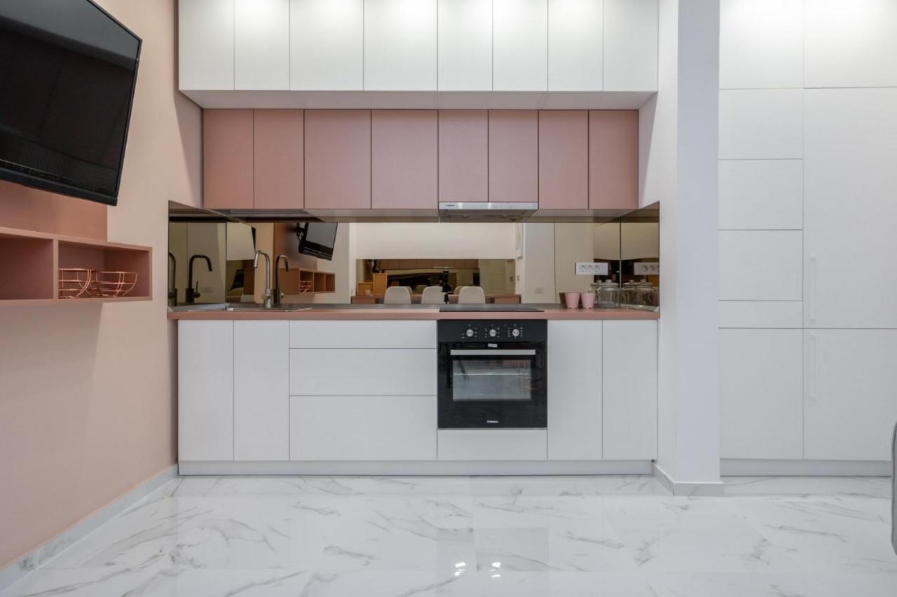 Fantastic City Center Apartment Bucharest Exterior photo